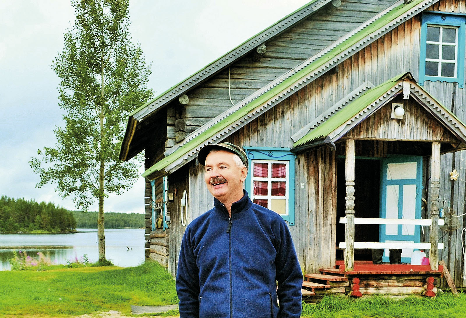 Santeri Lesonen hymyilee talonsa edustalla lippalakki pääsään.