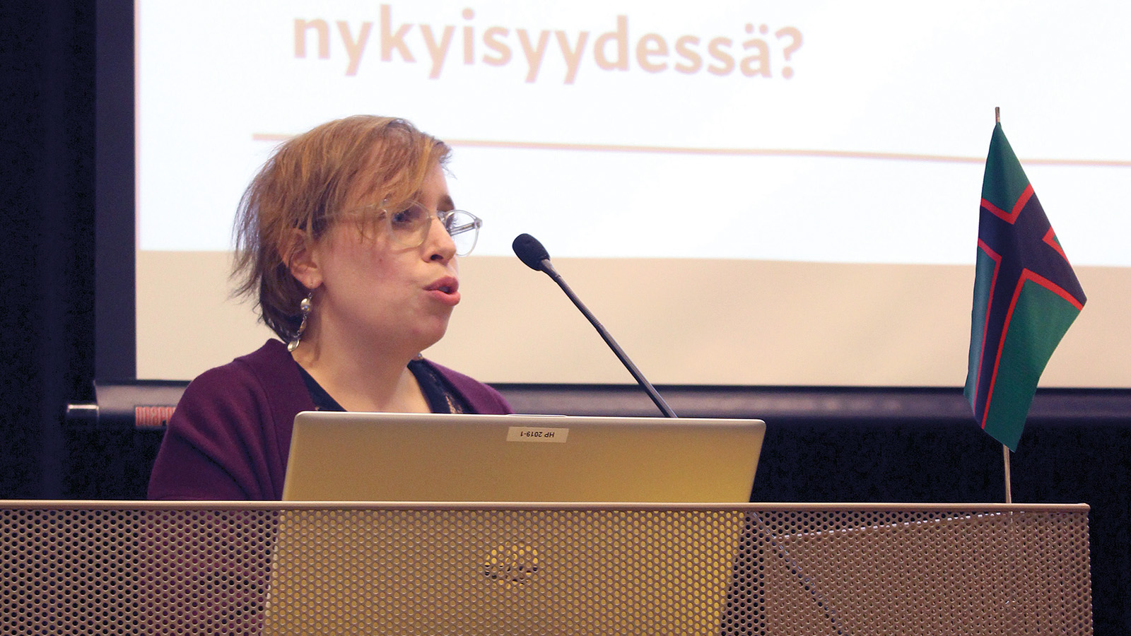 Heidi Henriikka Mäkelä on tutkinut Suomi 100 -juhlavuoden teemaan liittyviä teoksia.