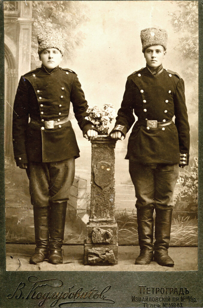 Kaksi sotamiestä on asettunut vierekkäin valokuvaamossa.