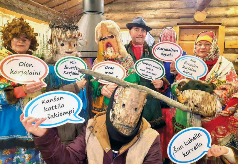 Ryhmiä ihmisiä erilaisissa asuissa kekrin kunniaksi