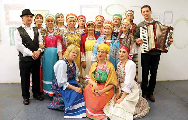 Ryhmä ihmisiä karjalaisissa perinneasuissa