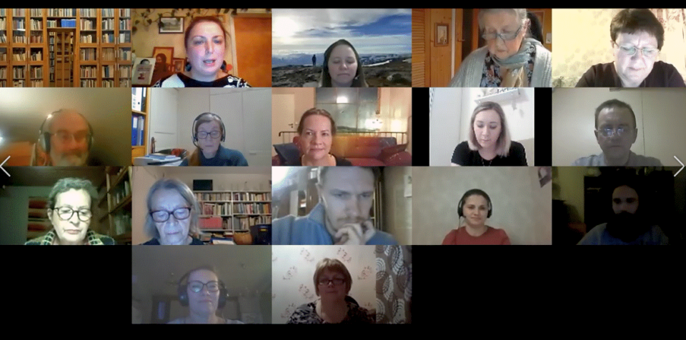 Ryhmä ihmisiä videochatissa, kasvot näkyvät pienissä neliöissä