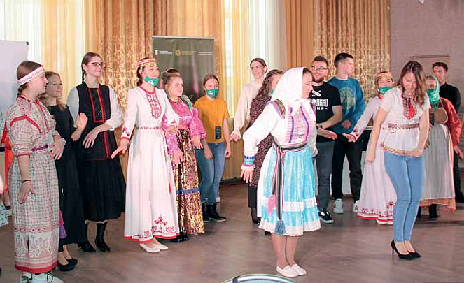 Ryhmä ihmisiä huoneessa tanssimassa