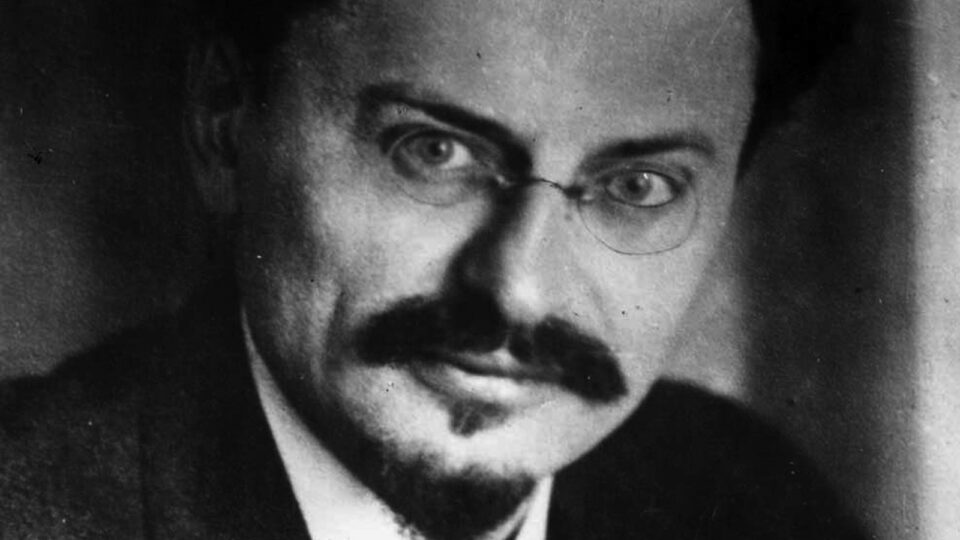 Lev Trotski katsoo lähikuvassa kameraan.