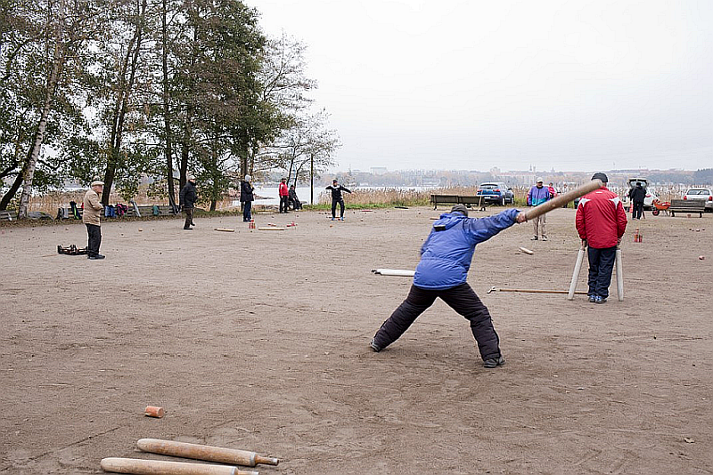 Kyykän pelaajia hiekkakentällä