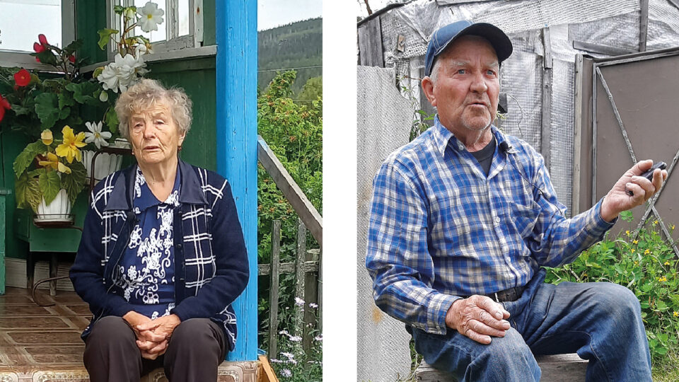 Ulkona nainen istuu talon portailla, mies istuu puulaatikon päällä.