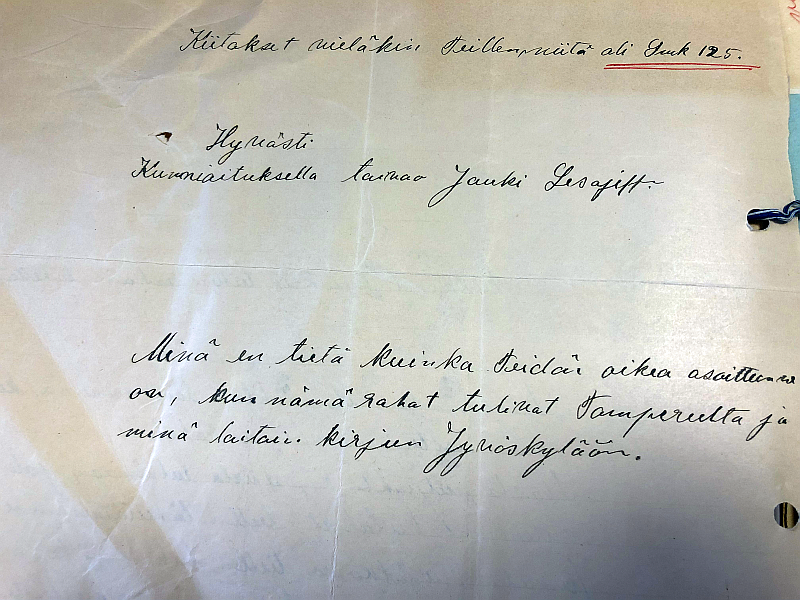 Valkoista paperia, jossa on kynällä kirjoitettua tekstiä kaunokirjaimin