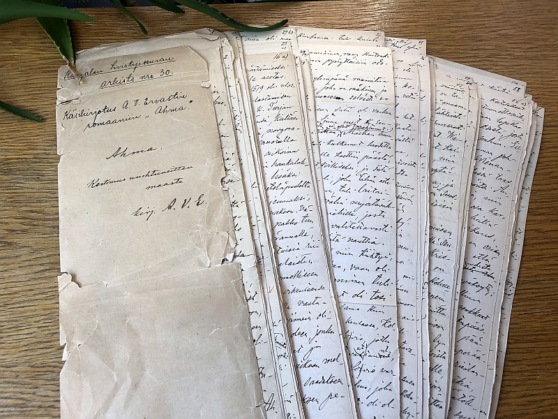 Paperia pinoissa, joissa on tekstiä