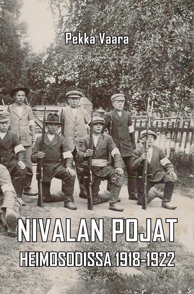 Mustavalkoinen kuva nuorista miehistä, joista kolme on polvellaan pidellen kivääriä ja kolme seisoo. Miesten yllä on teksti Pekka Vaara ja alla on teksti Nivalan pojat heimosodissa 1918-1922