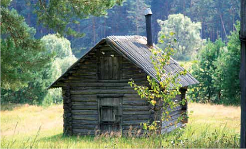 Harmaa rakennus pellolla