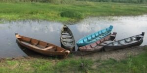 Neljä venettä rannalla