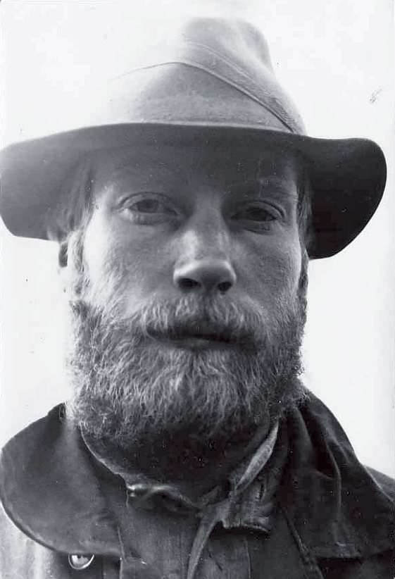 mustavalkoinen kuva parrakkaasta miehestä jolla on hattu