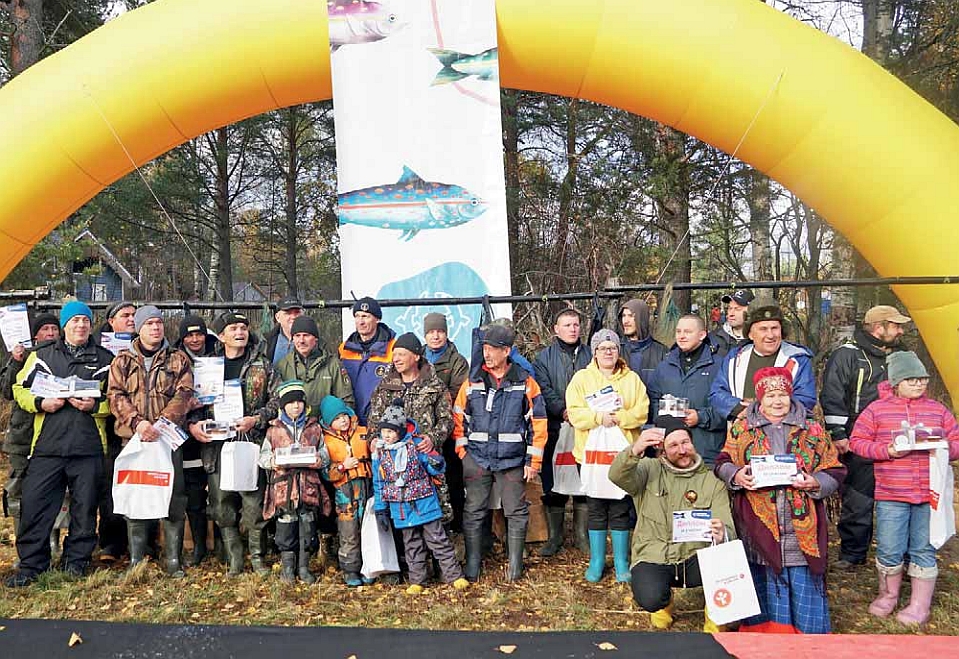 Ryhmä ihmisiä ison kaaren alapuolella.