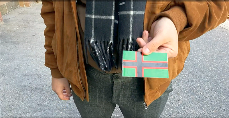 Mies pitelee kädessään karjalan lippua