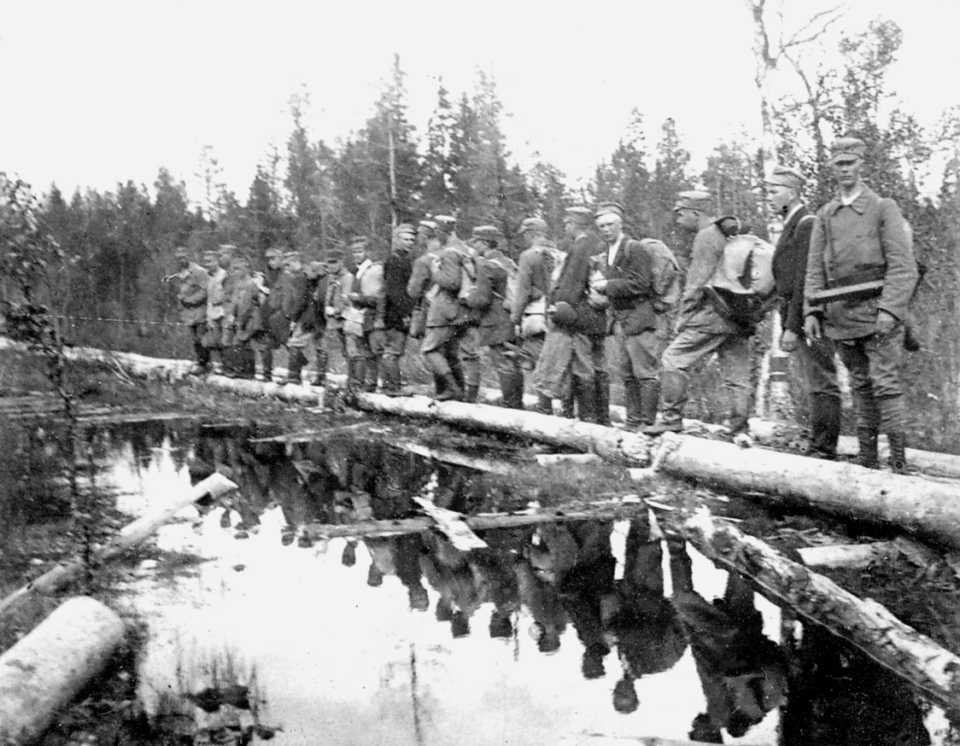 Mustavalkoinen kuva miehistä