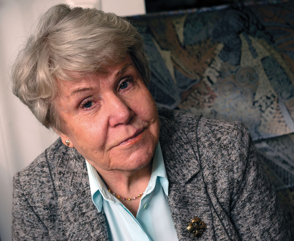 Nainen katsoo vakavana kameraan.