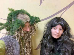 Kaksi lasta naamioissa