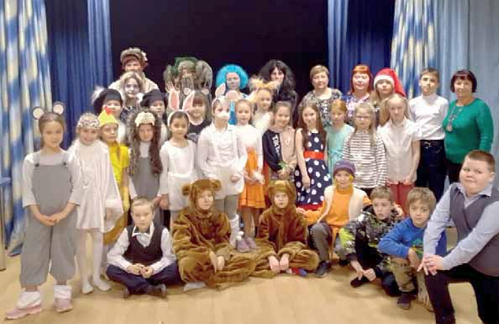 Ryhmä lapsia kuvassa naamioissa