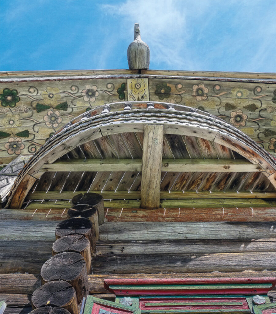 Yksityiskohtia rakennuksen yläosassa, sininen taivas yllä.