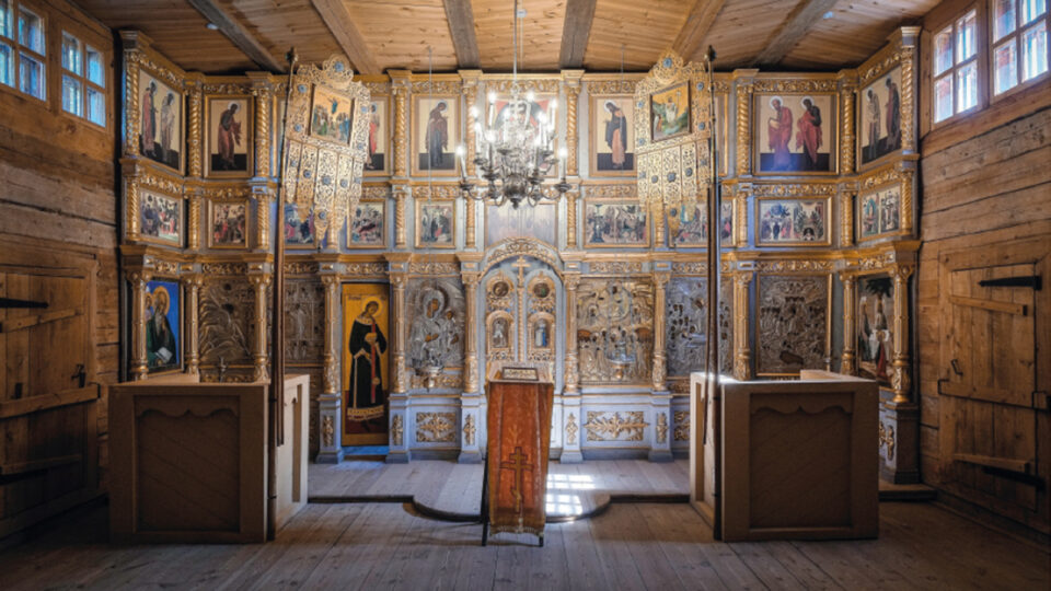 Kullattu ikonostaasi kirkossa.