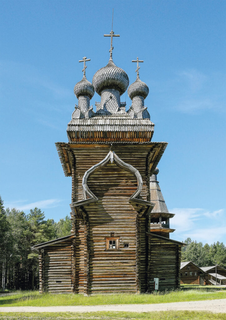 Hirsistä rakennettu kirkko, kesäinen sää.