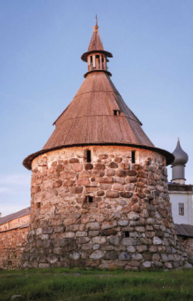 Pyöreä kivistä rakennettu torni.