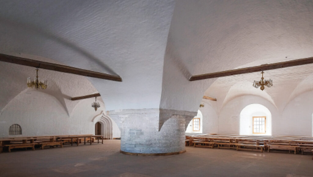 Holvikattoinen avara tyhjä sali.