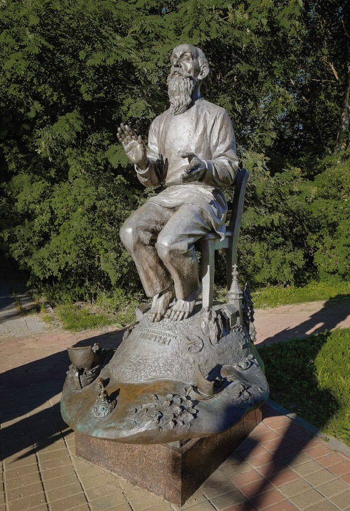 Suuri patsas puistikon laidalla.