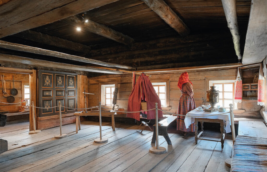 Sisällä suuressa hirsipirtissä on näyttely.
