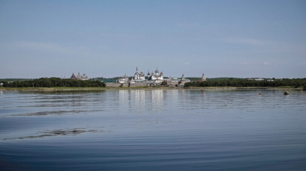 Luostarialue mereltä päin.