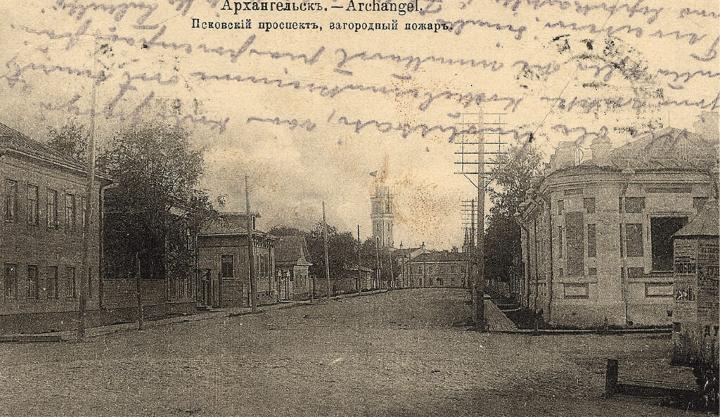 Tyhjä katu vanhassa postikortissa.