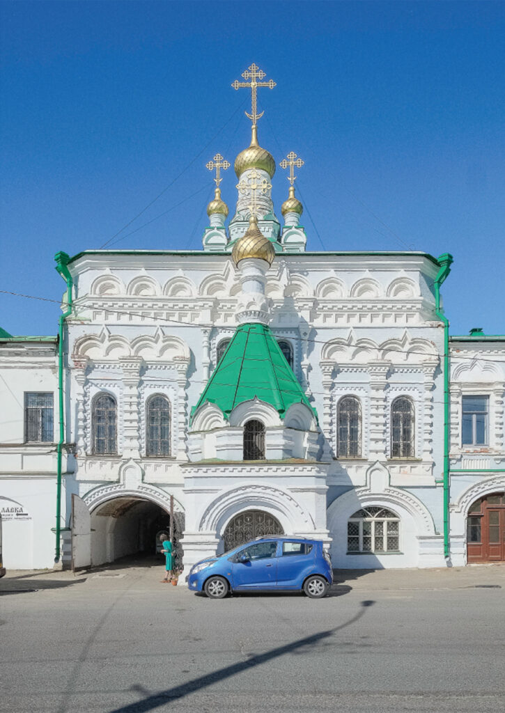 Luostarirakennus, auto edustalla.