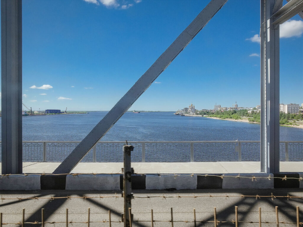 Leveä joki kuvattuna sillalta.