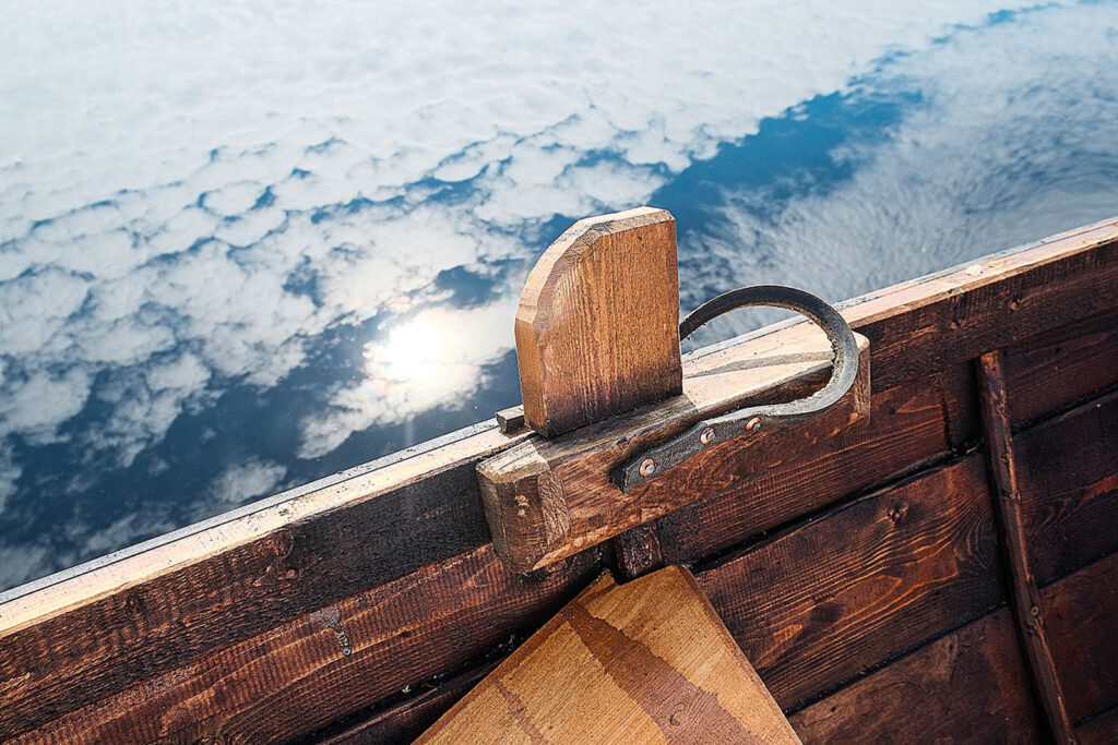 Lähikuvassa veneen airon paikka.