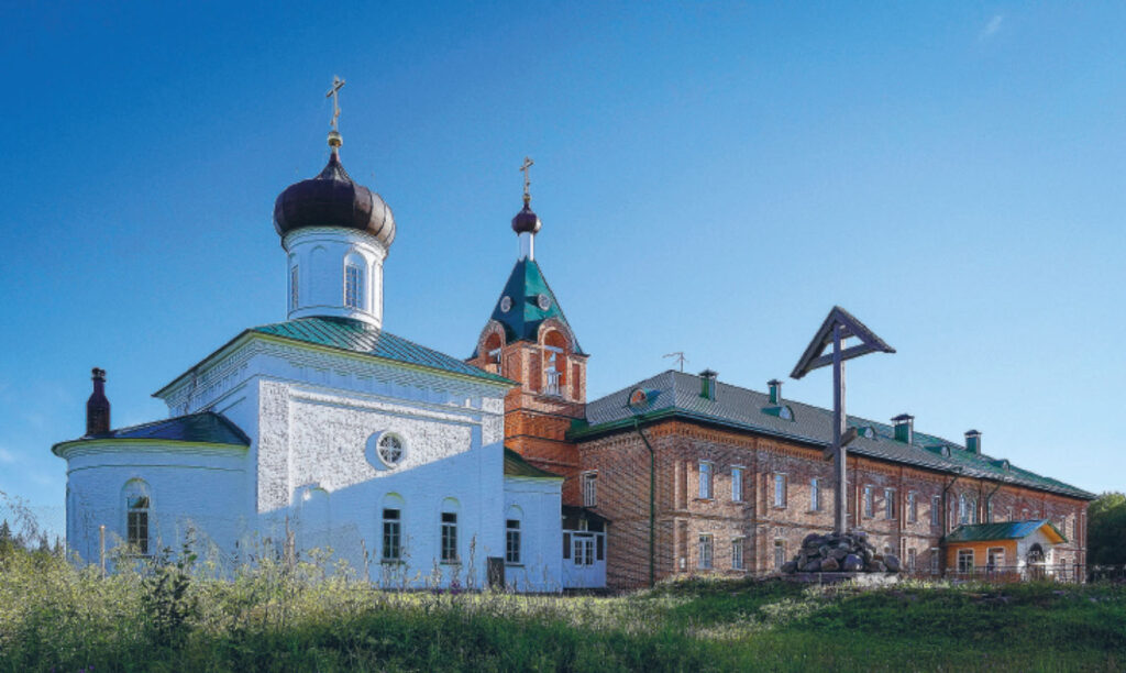 Kivikirkko, vierellä tiilinen iso rakennus.