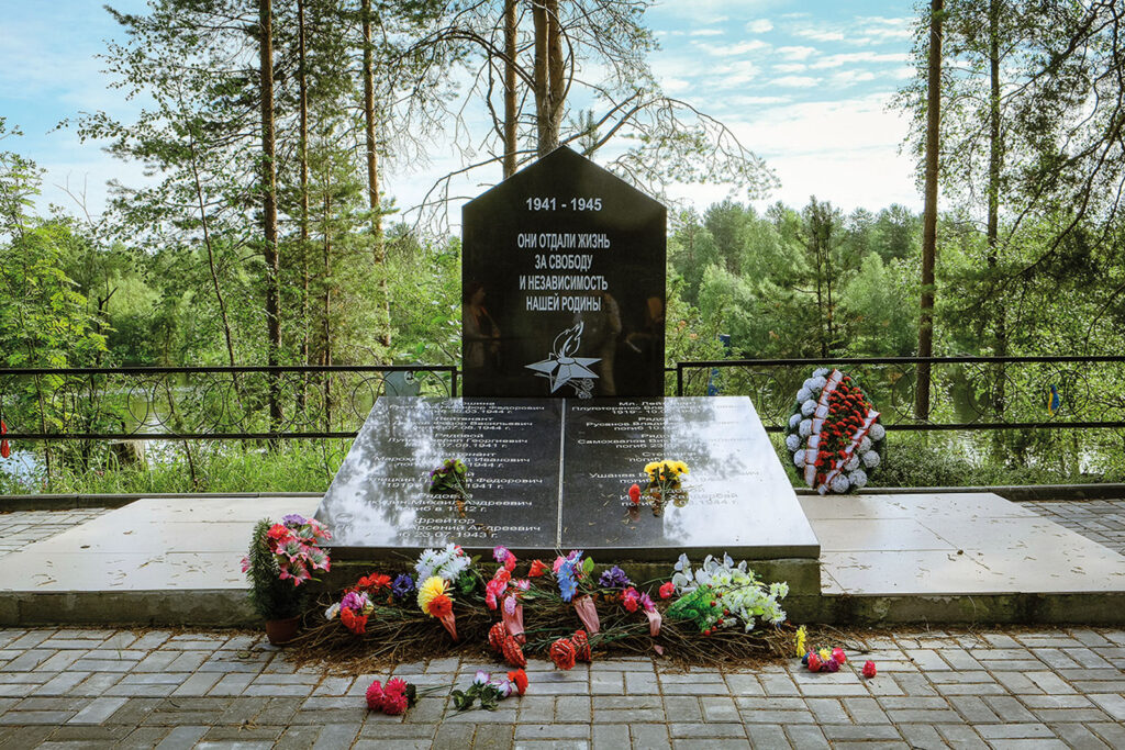 Suuri hauta, kivessä useita nimiä.