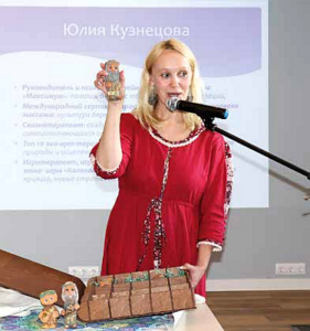 Nainen punaisessa mekossa