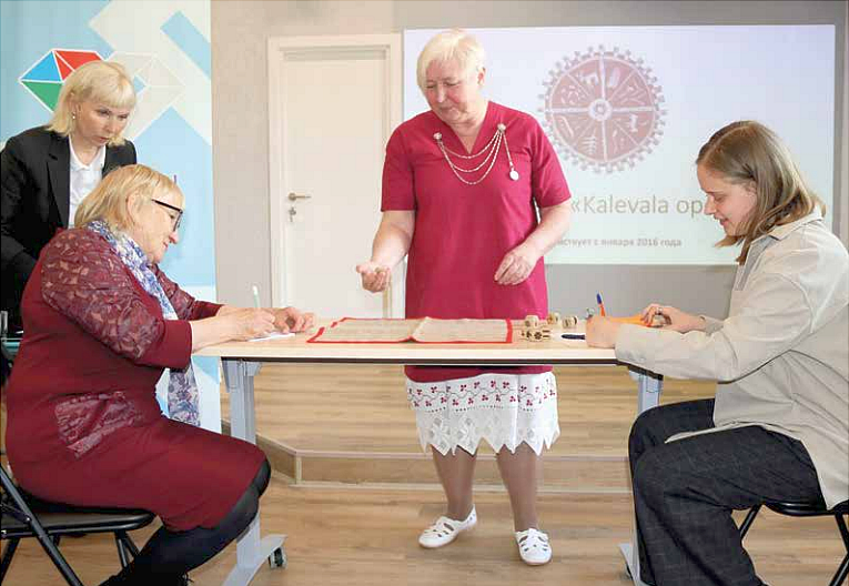 Naisia pöydän ympärillä