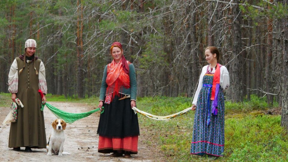 Kolme naista metsätiellä