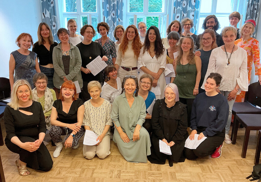 Kuorolaisia ryhmäkuvassa.