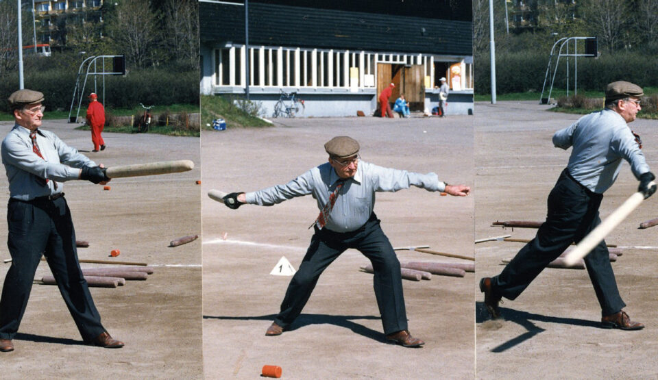 Kolmen kuvan sarja, jossa keski-ikäinen mies heilauttaa vauhdikkaasti kyykkämailaa (muistuttaa pesäpallomailaa).