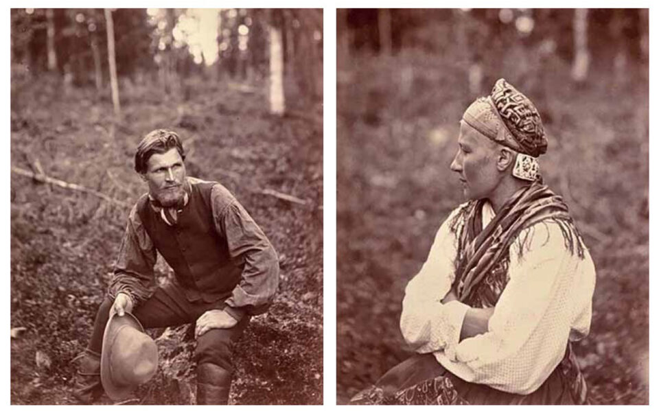 Kaksi vanhaa, seepiansävyistä henkilökuvaa. Vasemmanpuoleisessa nuori mies istuu lierihattu kädessään maassa, suuren kiven päällä. Oikeanpuoleisessa kuvassa nuoren naisen profiili, nainen on pukeutunut vienankarjalaiseen perinteiseen tapaan; päässään hänellä on naimisissa olevan naisen päähine eli sorokka ja hartioillaan ehkä silkkinen, hapsullinen huivi.