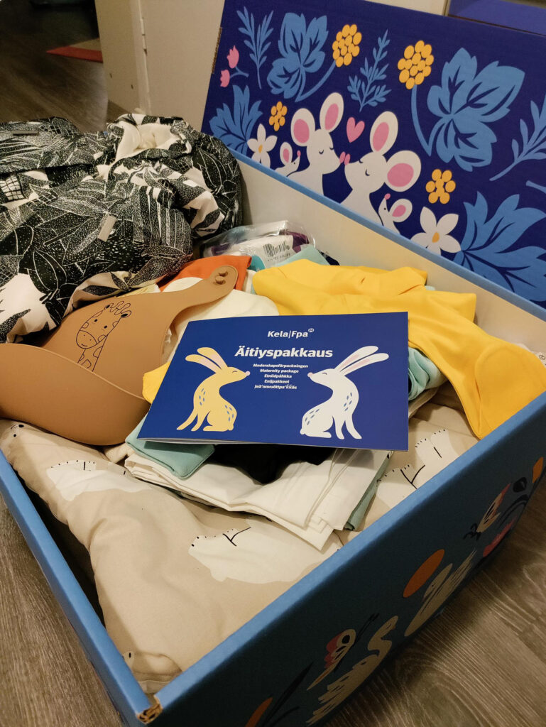 Vauvatarvikkeita Kelan äitiyspakkauslaatikossa.