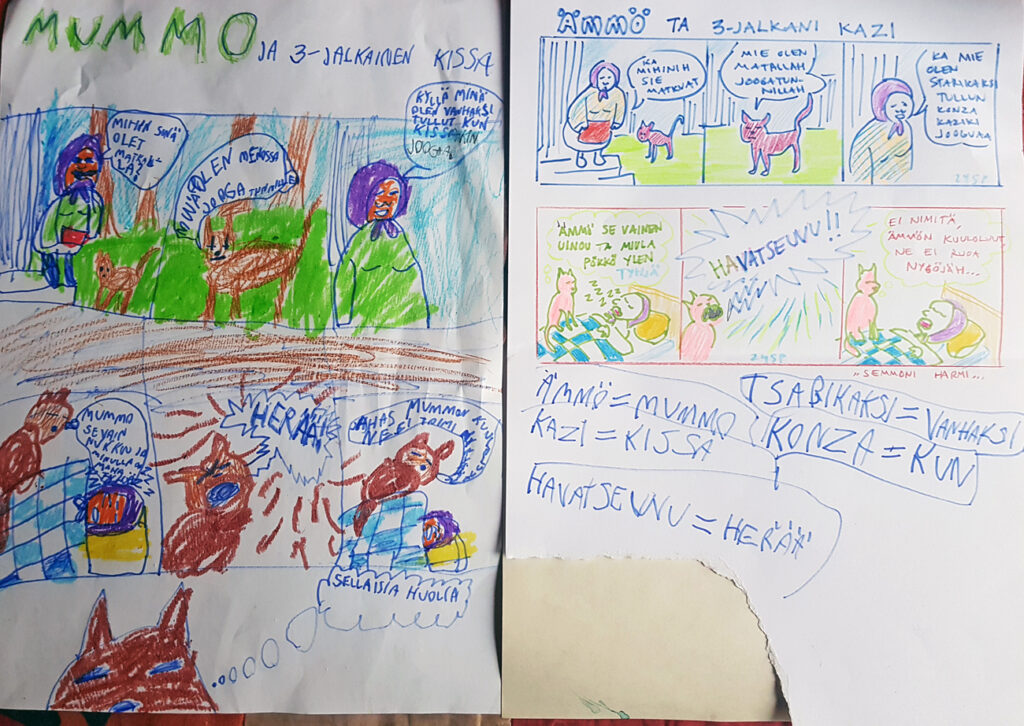 Kaksisivuinen, käsinpiirretty sarjakuva, jossa vasemmalla lehdellä tekstit ovat suomeksi, oikealla lehdellä karjalaksi. Idea on, että kissa aikoo mennä joogaamaan, ja mummo toteaa tulleensa vanhaksi, kun kissatkin jo joogaavat.