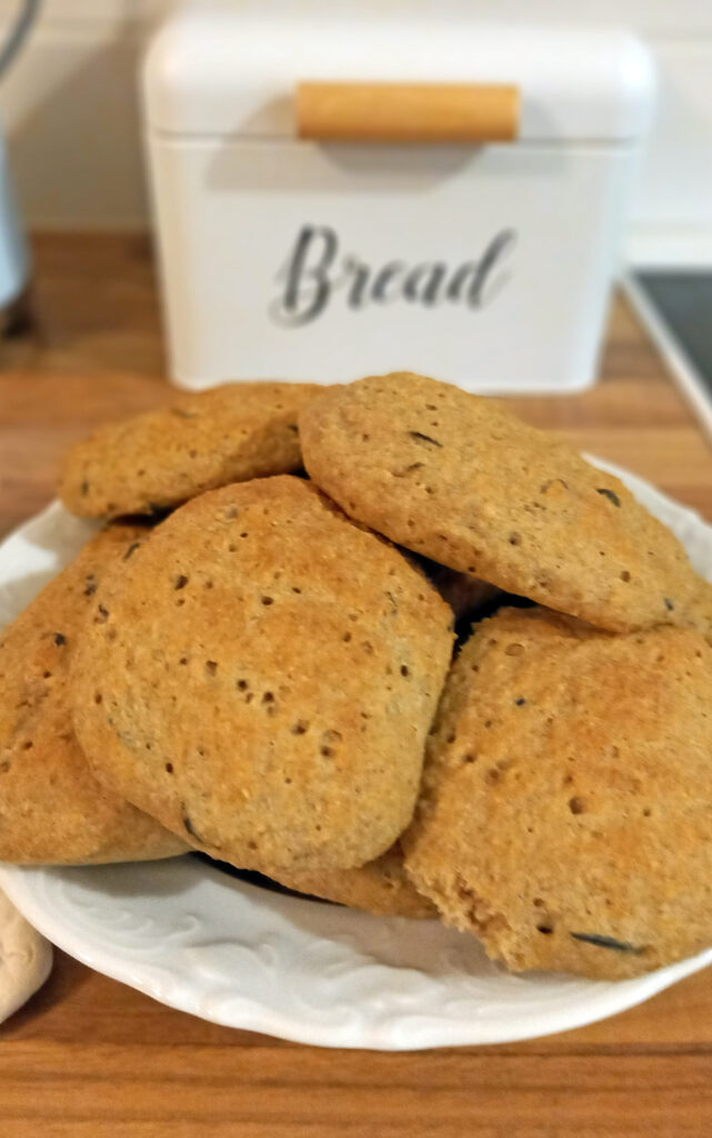 Kuvassa vaaleista jauhoista leivottuja pieniä leipäsiä (litteämpiä kuin sämpylät).