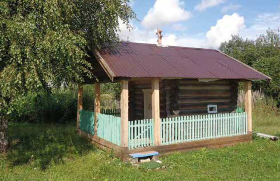 Pieni, melko uuden näköinen matala rakennus, jonka katolla on ortodoksinen risti.