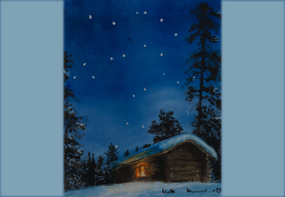 Akvarellimaalauksessa öisen, sinisävyisen tähtitaivaan alla on pieni hirsitalo, jonka ikkunasta loistaa himmeästi oranssinsävyinen valo.