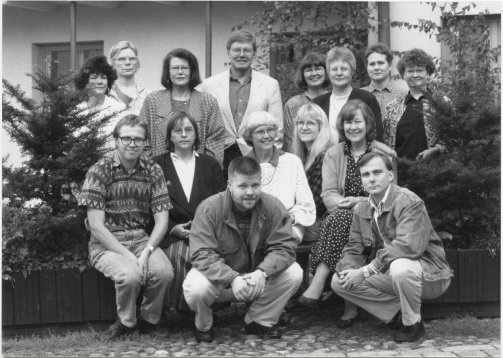 Mustavalkoinen ryhmäkuva, aikuisia työikäisiä ihmisiä, 15 henkeä.