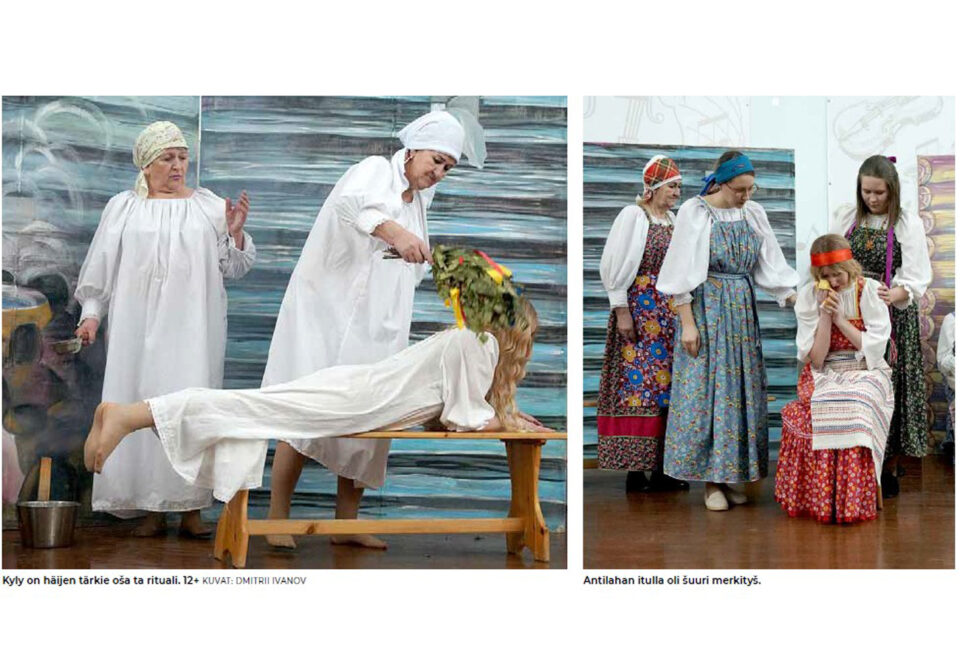 Kaksi rinnakkaista kuvaa. Vasemmanpuoleisessa kaksi valkoisiin pukeutunutta huivipäistä naista kylvettää penkillä vatsallaan makaavaa nuorta valkoisiin pukeutunutta naista saunavastalla vihtoen, oikeanpuoleisessa värikkäisiin fereseihin pukeutuneet naiset seisovat istuvan, itkevän nuoren naisen ympärillä ja tukena.