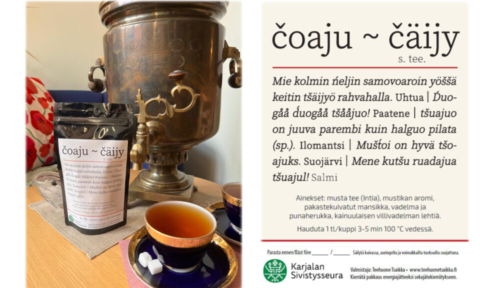 Kuvapari, josta vasemmanpuoleisessa on pöydällä iso samovaari, teepussi ja kaksi sinistä teekuppi, joista toisen teevadilla on kaksi sokeripalaa. Oikeanpuoleisessa kuvassa on kuvasuurennos teepussin etiketistä, jonka otsikkona on "čoaju ~ čäijy".